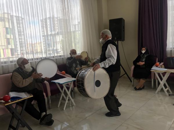 Gaziantep'te alzaymır hastaları müzikli terapiyle moral buluyor 8