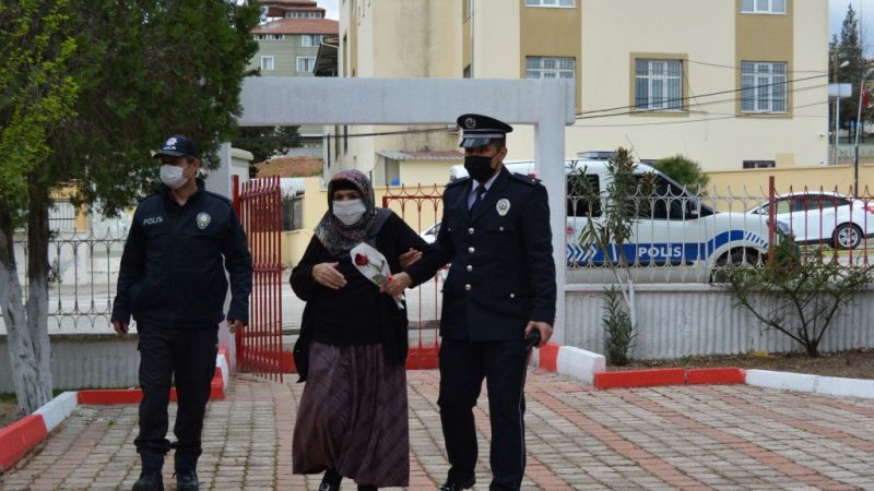 Şehit annesi Gaziantep'te mezarına polislerin yardımıyla gitti 1