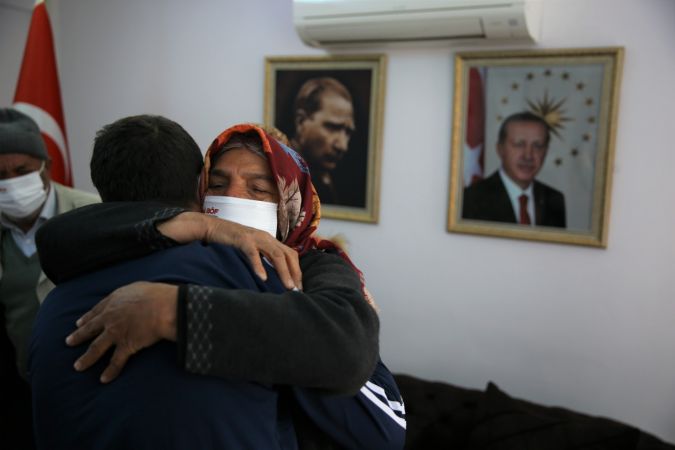 Gaziantep'te polisin ikna çalışması sonucu teslim olan terörist ailesiyle buluşturuldu 1