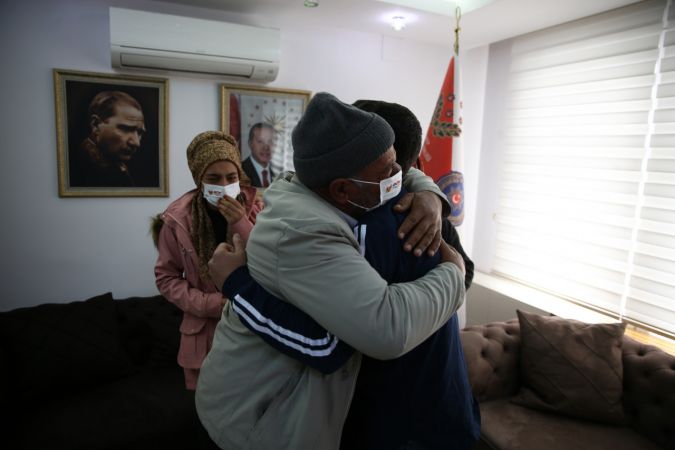 Gaziantep'te polisin ikna çalışması sonucu teslim olan terörist ailesiyle buluşturuldu 2