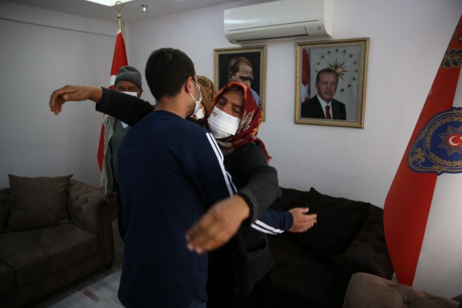 Gaziantep'te polisin ikna çalışması sonucu teslim olan terörist ailesiyle buluşturuldu 4