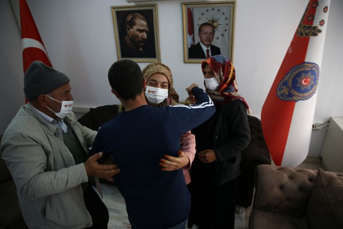 Gaziantep'te polisin ikna çalışması sonucu teslim olan terörist ailesiyle buluşturuldu 6
