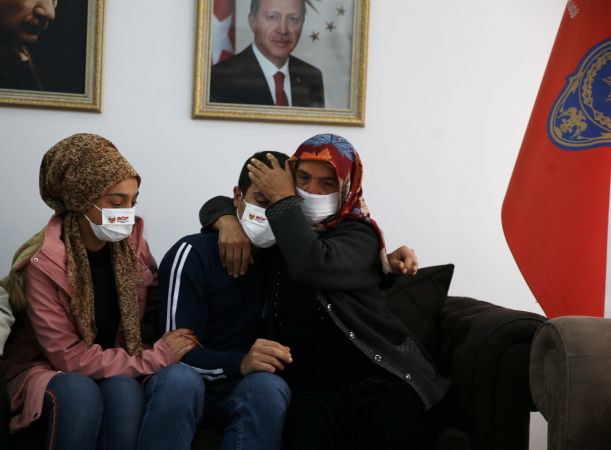 Gaziantep'te polisin ikna çalışması sonucu teslim olan terörist ailesiyle buluşturuldu 7