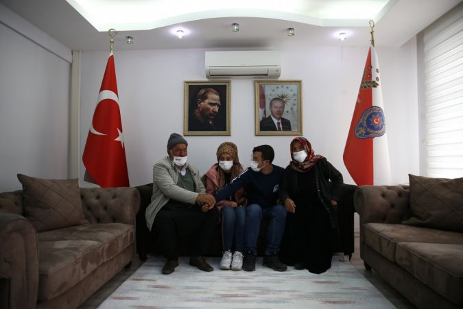 Gaziantep'te polisin ikna çalışması sonucu teslim olan terörist ailesiyle buluşturuldu 9