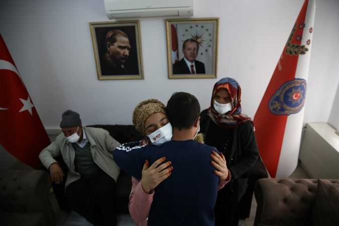 Gaziantep'te polisin ikna çalışması sonucu teslim olan terörist ailesiyle buluşturuldu 12