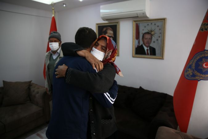 Gaziantep'te polisin ikna çalışması sonucu teslim olan terörist ailesiyle buluşturuldu 13