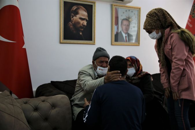 Gaziantep'te polisin ikna çalışması sonucu teslim olan terörist ailesiyle buluşturuldu 14