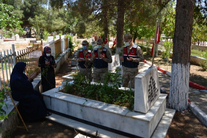 Mehmetçik, Gaziantep'li şehit annesini oğlunun sembolik mezarına götürdü...Denizkurdu-85” tatbikatında Ne Olmuştu? 2