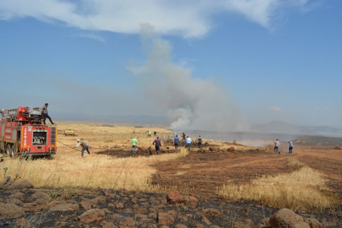 Gaziantep'te buğday ekili tarlalarda yangın çıktı 8