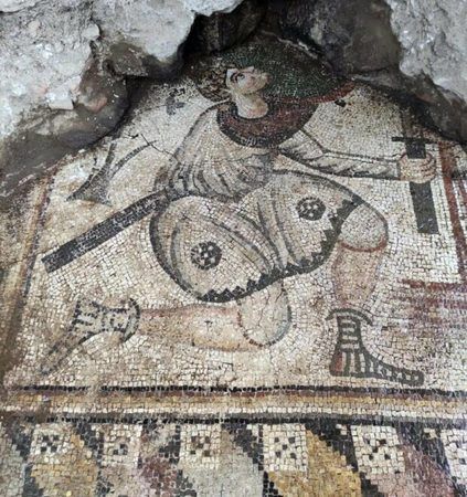 Kaçak kazı sırasında tarihi mozaikler ortaya çıktı 8