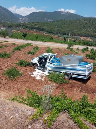 Gaziantep'te tır ile süt yüklü kamyonet çarpıştı 3