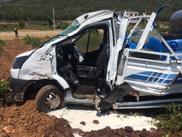 Gaziantep'te tır ile süt yüklü kamyonet çarpıştı 5