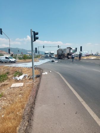 Gaziantep'te tır ile süt yüklü kamyonet çarpıştı 9