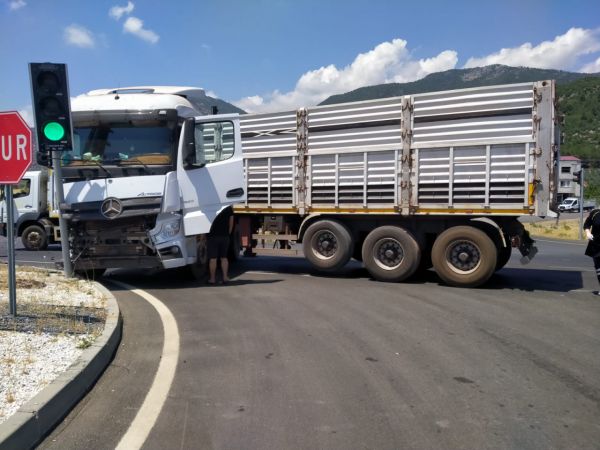 Gaziantep'te tır ile süt yüklü kamyonet çarpıştı 10