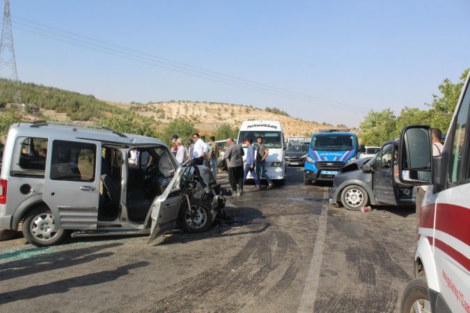 Son Dakika: Foto Haber...Gaziantep'te İki araç kafa kafaya çarpıştı: 3 yaralı Yakını Kavgaya Tutuştu 2