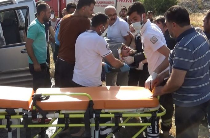 Son Dakika: Foto Haber...Gaziantep'te İki araç kafa kafaya çarpıştı: 3 yaralı Yakını Kavgaya Tutuştu 3