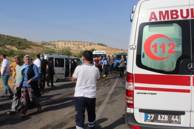 Son Dakika: Foto Haber...Gaziantep'te İki araç kafa kafaya çarpıştı: 3 yaralı Yakını Kavgaya Tutuştu 5