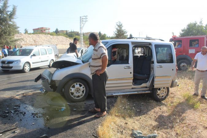 Son Dakika: Foto Haber...Gaziantep'te İki araç kafa kafaya çarpıştı: 3 yaralı Yakını Kavgaya Tutuştu 7