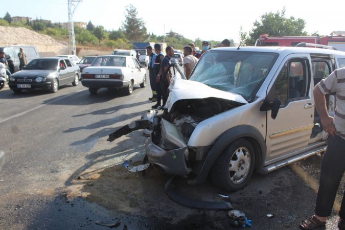 Son Dakika: Foto Haber...Gaziantep'te İki araç kafa kafaya çarpıştı: 3 yaralı Yakını Kavgaya Tutuştu 9