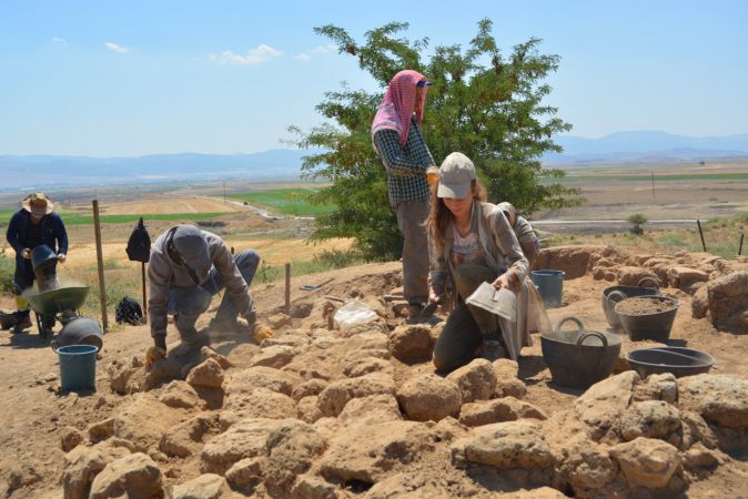 Foto Haber: Gaziantep'te M.Ö 1650 Yıllarında Kurulan  Zincirli Höyük'teki kazı çalışmaları...Lahit Mezarlar Açılıyor! 1