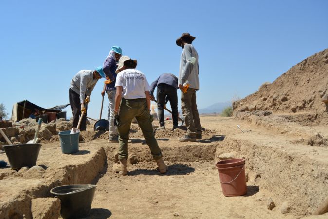 Foto Haber: Gaziantep'te M.Ö 1650 Yıllarında Kurulan  Zincirli Höyük'teki kazı çalışmaları...Lahit Mezarlar Açılıyor! 4