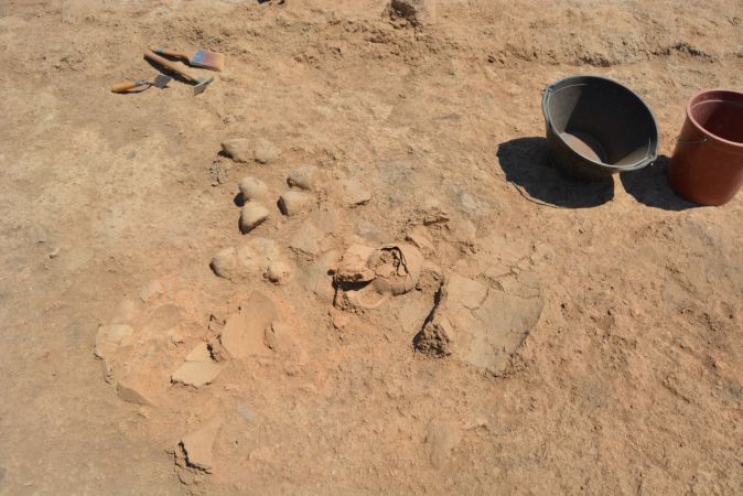 Foto Haber: Gaziantep'te M.Ö 1650 Yıllarında Kurulan  Zincirli Höyük'teki kazı çalışmaları...Lahit Mezarlar Açılıyor! 5