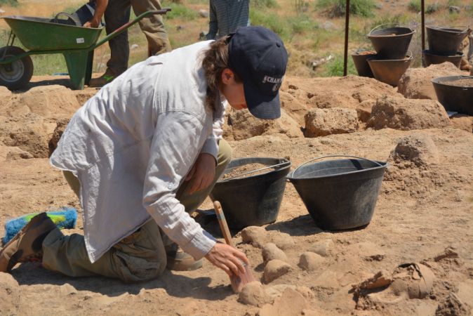 Foto Haber: Gaziantep'te M.Ö 1650 Yıllarında Kurulan  Zincirli Höyük'teki kazı çalışmaları...Lahit Mezarlar Açılıyor! 6