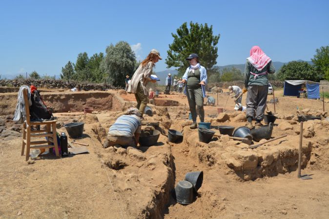 Foto Haber: Gaziantep'te M.Ö 1650 Yıllarında Kurulan  Zincirli Höyük'teki kazı çalışmaları...Lahit Mezarlar Açılıyor! 7