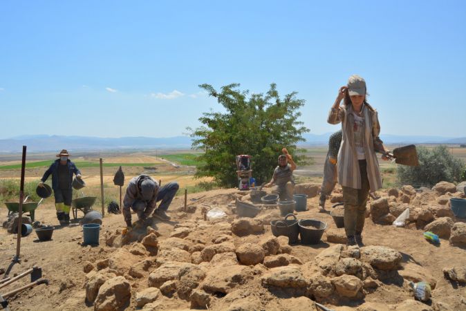Foto Haber: Gaziantep'te M.Ö 1650 Yıllarında Kurulan  Zincirli Höyük'teki kazı çalışmaları...Lahit Mezarlar Açılıyor! 8