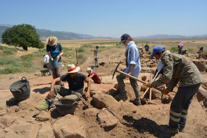 Foto Haber: Gaziantep'te M.Ö 1650 Yıllarında Kurulan  Zincirli Höyük'teki kazı çalışmaları...Lahit Mezarlar Açılıyor! 9