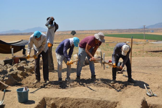 Foto Haber: Gaziantep'te M.Ö 1650 Yıllarında Kurulan  Zincirli Höyük'teki kazı çalışmaları...Lahit Mezarlar Açılıyor! 10