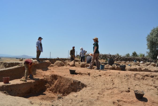 Foto Haber: Gaziantep'te M.Ö 1650 Yıllarında Kurulan  Zincirli Höyük'teki kazı çalışmaları...Lahit Mezarlar Açılıyor! 12