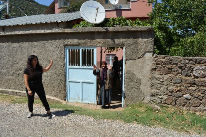 Foto Haber:Gaziantepli kadın muhtar evleri tek tek gezerek vatandaşları aşıya teşvik ediyor 3