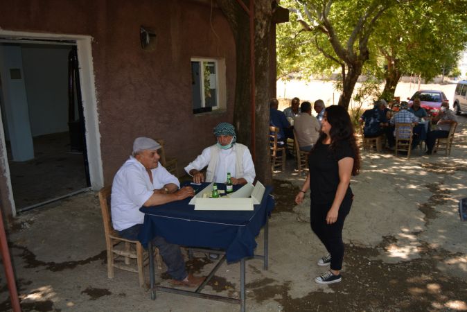 Foto Haber:Gaziantepli kadın muhtar evleri tek tek gezerek vatandaşları aşıya teşvik ediyor 4