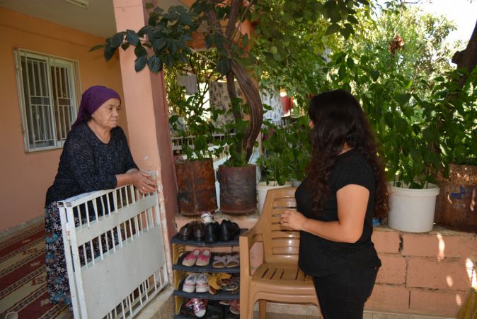 Foto Haber:Gaziantepli kadın muhtar evleri tek tek gezerek vatandaşları aşıya teşvik ediyor 6