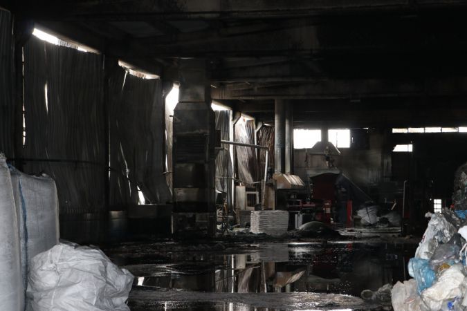Son Dakika: Foto Haber...Gaziantep'te boya fabrikasındaki yangının ardından soğutma çalışması tamamlandı 1