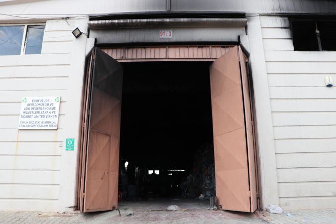 Son Dakika: Foto Haber...Gaziantep'te boya fabrikasındaki yangının ardından soğutma çalışması tamamlandı 2