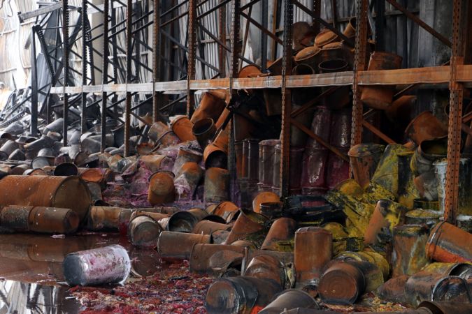 Son Dakika: Foto Haber...Gaziantep'te boya fabrikasındaki yangının ardından soğutma çalışması tamamlandı 3