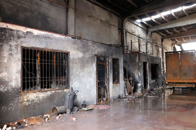 Son Dakika: Foto Haber...Gaziantep'te boya fabrikasındaki yangının ardından soğutma çalışması tamamlandı 4