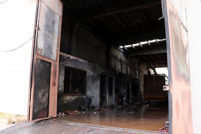 Son Dakika: Foto Haber...Gaziantep'te boya fabrikasındaki yangının ardından soğutma çalışması tamamlandı 5