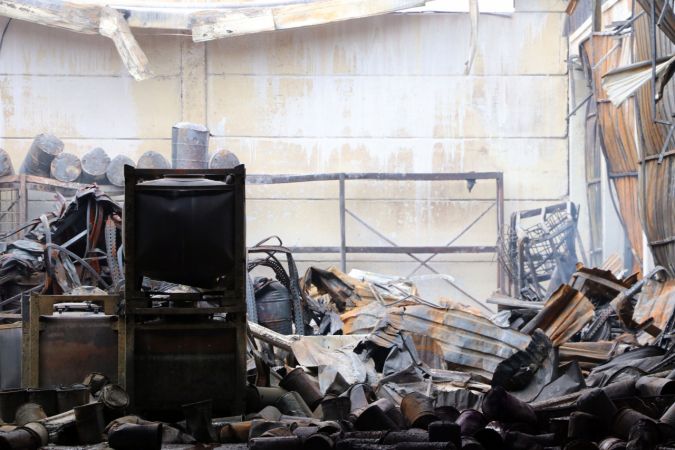 Son Dakika: Foto Haber...Gaziantep'te boya fabrikasındaki yangının ardından soğutma çalışması tamamlandı 6