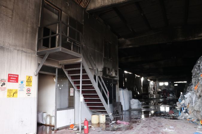 Son Dakika: Foto Haber...Gaziantep'te boya fabrikasındaki yangının ardından soğutma çalışması tamamlandı 7