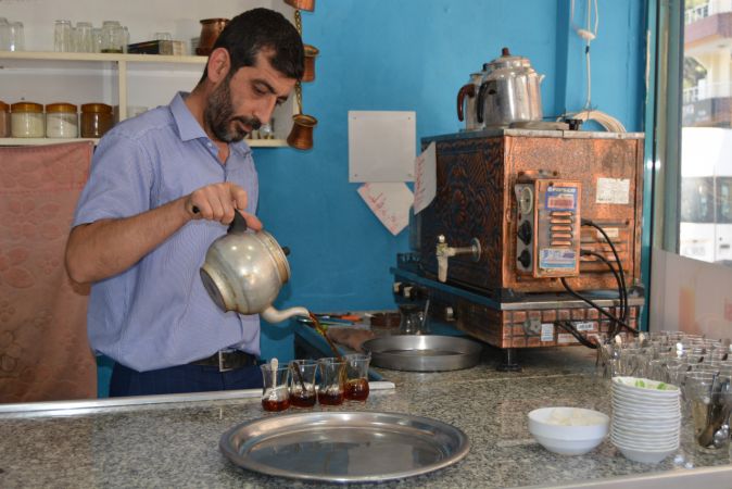 Gaziantep'te çay ocağı işletmecisinden 2 doz aşı olana Türk kahvesi ikramı 1