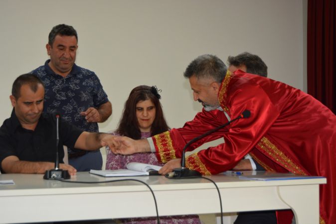 Mutlu Haber: Gaziantep'te görme engelli çift, aşklarını nikahta şarkılar söyleyerek dile getirdi 7