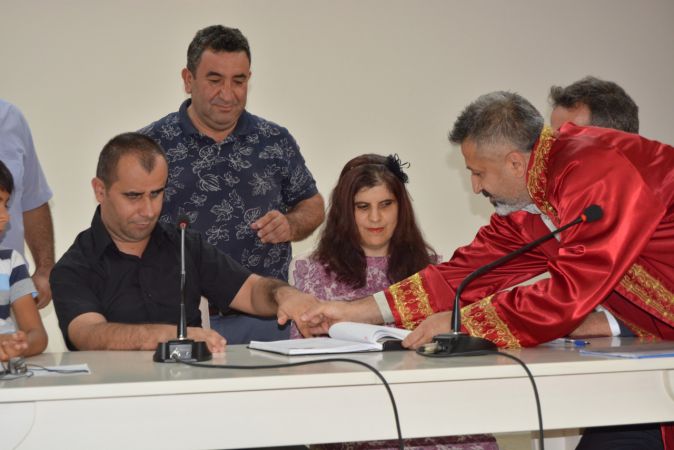 Mutlu Haber: Gaziantep'te görme engelli çift, aşklarını nikahta şarkılar söyleyerek dile getirdi 8