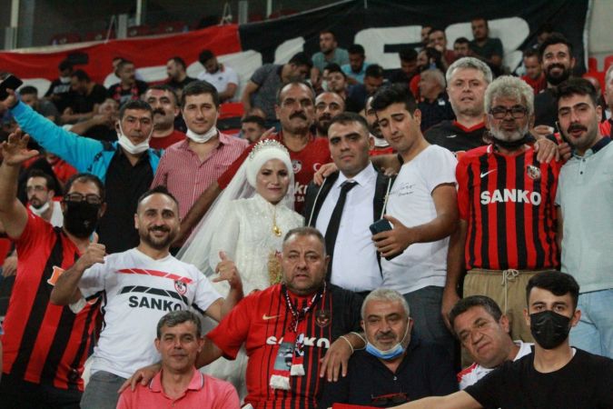 Foto Haber: Gaziantep FK-Antalyaspor maçında gelin-damat sürprizi 2