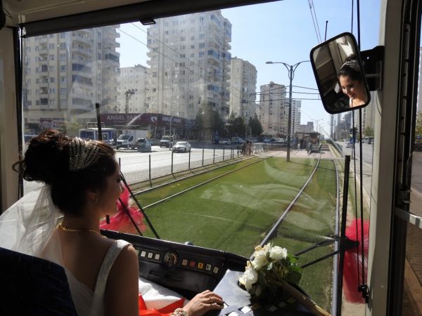 Foto Haber:Gaziantep'te vatman çiftin tramvay, gelin aracı oldu 1