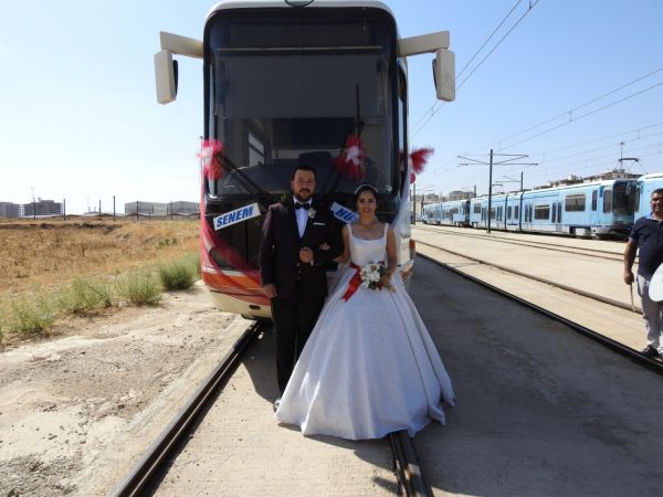 Foto Haber:Gaziantep'te vatman çiftin tramvay, gelin aracı oldu 2