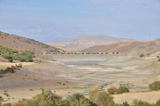 Son Dakika: Foto Haber... Komşu il Maraş'ta göl kurudu! Kahramanmaraş'ta göl kurudu kaldı, artık bataklık bile değil! Hayvanlar otluyor 2
