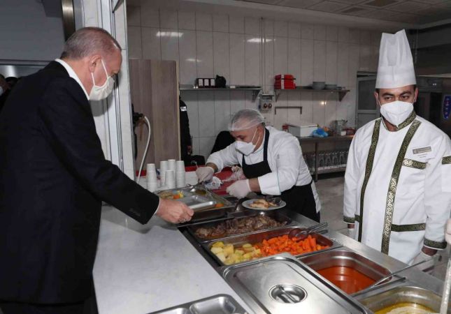 Foto Haber: Cumhurbaşkanı Erdoğan Gaziantep'te işçilerle buluştu...İşçilerle yemek yiyen Cumhurbaşkanı Erdoğan Gaziantep OSB'ye Övgüler Yağdırdı... 1